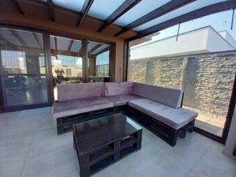 Paletové sedenie a stolík