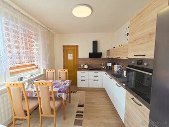 Priestranný trojizbový byt na predaj v obci Zlaté Klasy