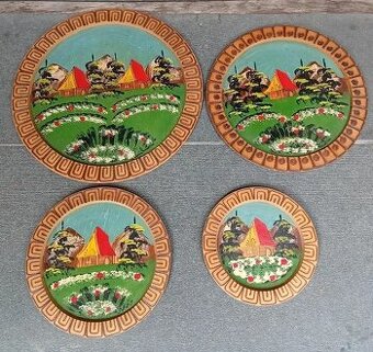 Retro drevené taniere, otvárač na listy, cinovy obraz.