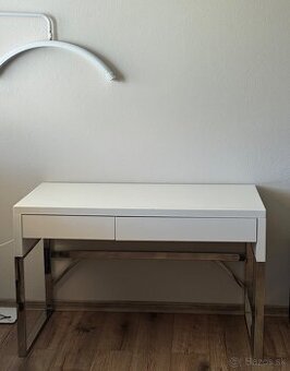 Elegantný kozmetický stôl