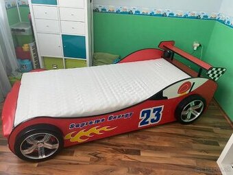 Detská posteľ v tvare auta