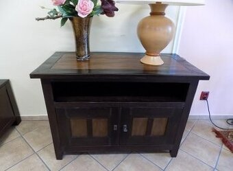 Štýlová komoda z masívu - tmavé drevo