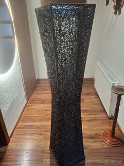 Ratanová stojaca lampa