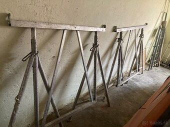 Výškovo nastaviteľné lešenárske kozy