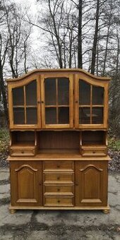 Rustikálny masívny priborník