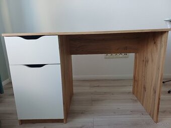 Darujem písací stòl s kreslom