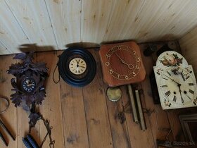 Staré závesné drevené hodiny
