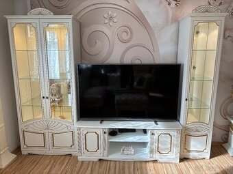 Obývacia zostava v neoklasicistickom štýle z masívu