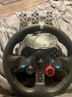 Volant, pedále, riadiacu páka