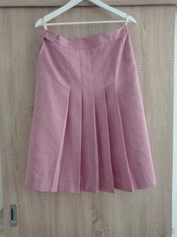 ružová sukňa, sivé rifle, čierna blúzka, čierna sukňa,košele