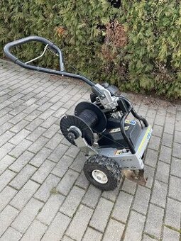 Stroj na pokládku vodiaceho kábla pre robotickú kosačku