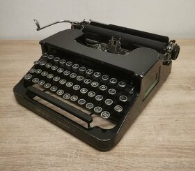 Funkčný starožitný písací stroj Corona Sterling z roku 1935