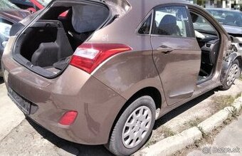 Hyundai i30 1.6 CRDI 2012 predám MOTOR D4FB, DVERE, BLATNÍK,