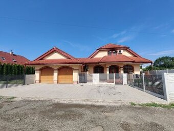 6-izbový rodinný dom, 240m2, 3x garáž, bazén
