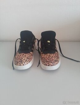 Dámske Adidas botasky číslo 38