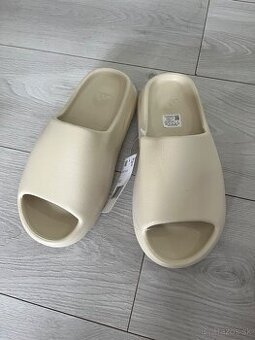 Yeezy slides béžové