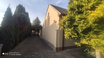 Priestranný rodinný dom v obci medzi Piešťanmi a Hlohovcom