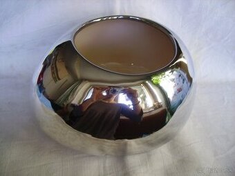 Strieborná keramická misa alebo kvetináč