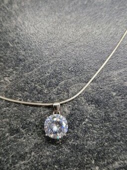 Strieborná retiazka s kamienkom