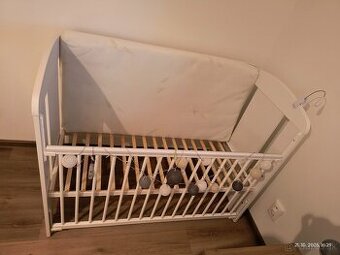 Detská postieľka so sťahovacou bočnicou