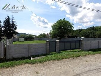 OPLOTENÝ POZEMOK S ELEKTRICKOU BRÁNOU A PROJEKT. DOK. - BREZ