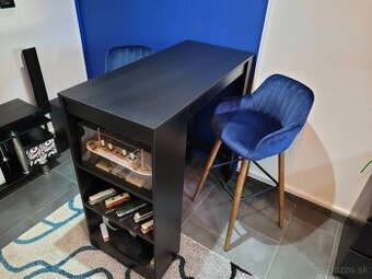 Barový pult so stoličkami