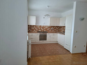 Prenájom 4 izbový byt Zlaté Moravce