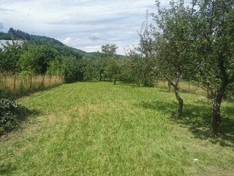 Krásny pozemok 700m2 s dvoma chatami