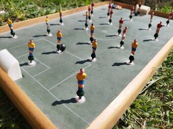 Retro hra Stolný futbal