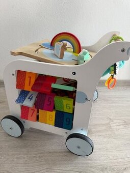 Drevené chodítko s hračkami