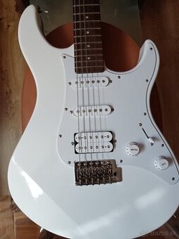 Yamaha Pacifica 012
