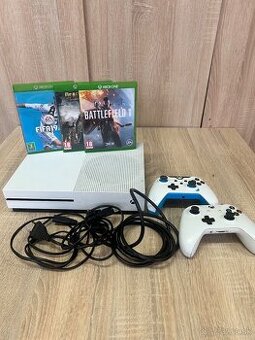 Xbox One S s dvoma ovládačmi a hrami