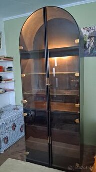 Sklenená vitrína s osvetlením