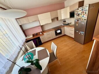 PRENÁJOM: SVETLÝ 1-IZBOVÝ BYT NA LÁNSKEJ V PB