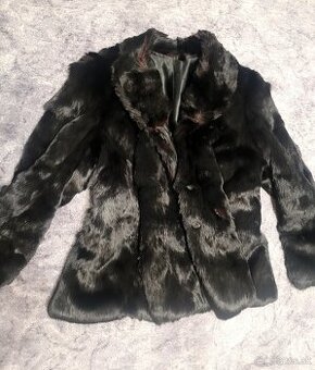 Krátky čierny kožuch (pravdepodobne norka/nutria)
