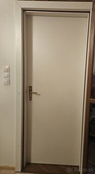 Predám biele interiérové dvere so zárubňou – 80 ľavé