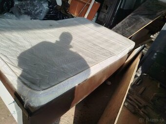 Posteľ s čelom s matracom rozmerov 140-200 cm predám.