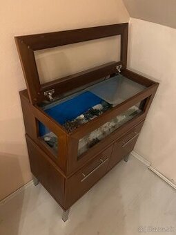 Akvarium v peknej skrinke