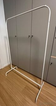Vešiak na šaty MULIG od IKEA