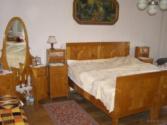 Retro spalňa - 2 postele, 2 nočné stoliky a toaletný stolik