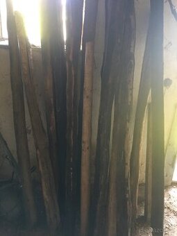 Staré drevo a starý stôl