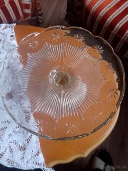 Krásne staré podnosy.