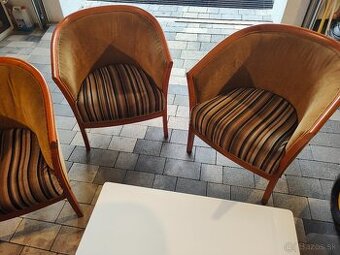 Drevené čalúnené kreslá a stolík - REZERVOVANÉ