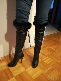 Krásne kožené čierne čižmy s kožušinkou v.39