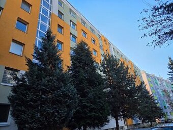 Priestranný zrekonštruovaný päťizbový byt v Banskej Bystrici