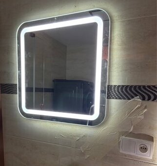 Zrkadlo na stenu podsvietené