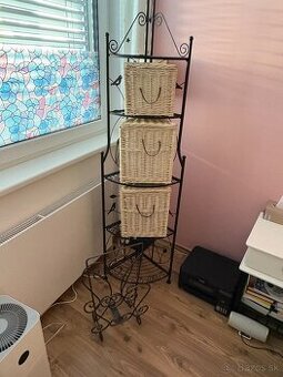 Kovová rohová polica s košíkmi a stojan na časopisy