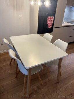 Jedálenský stol so 4 stoličkami
