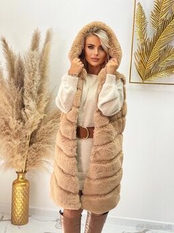 Dlha dámska hnedá huňatá kožušinová vesta s kapucňou