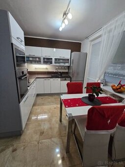 Predaj, trojizbový byt,  SNP, Holíč